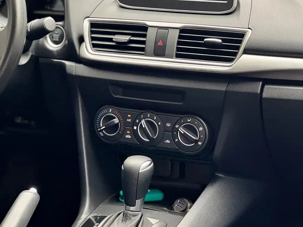 Mazda 3 Axela 2017 — фото 12