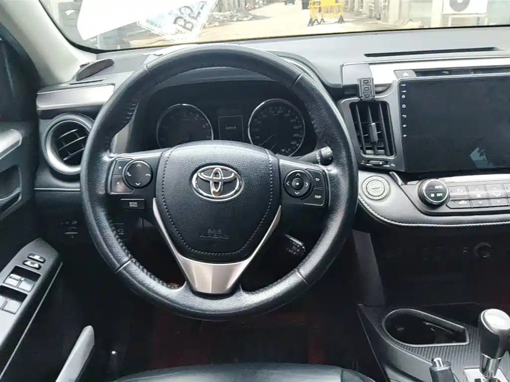 Toyota RAV4 2019 — фото 11
