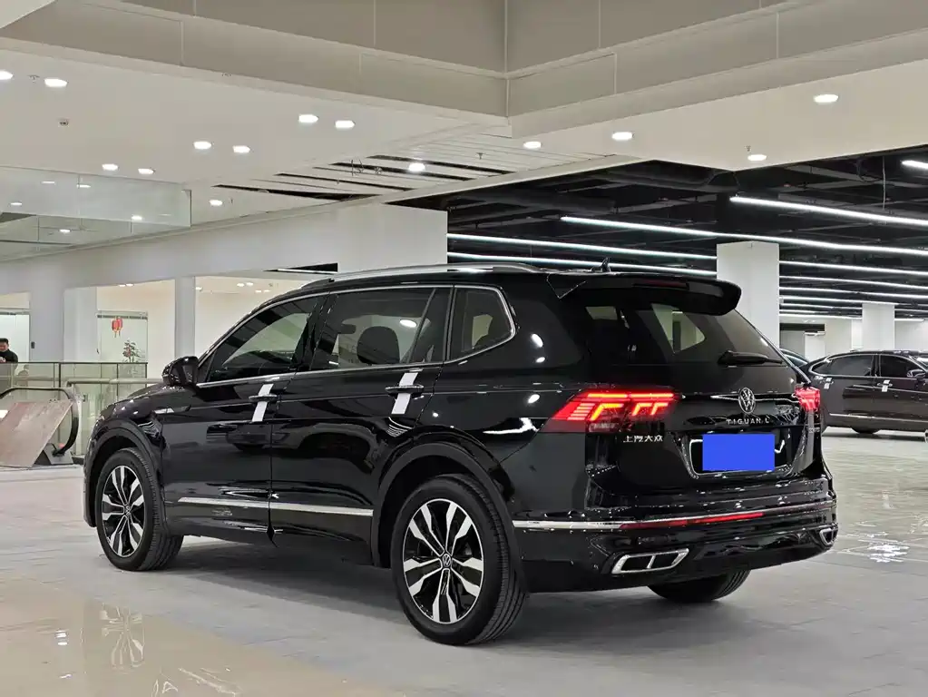 Volkswagen Tiguan L 2023 — фото 9