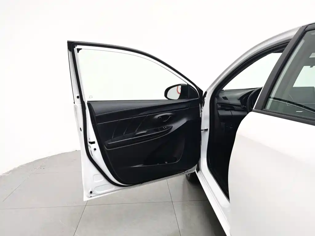 Toyota Yaris L 2017 — фото 8