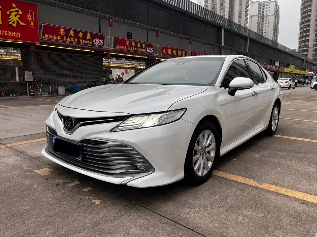 Toyota Camry 2019 — фото 1