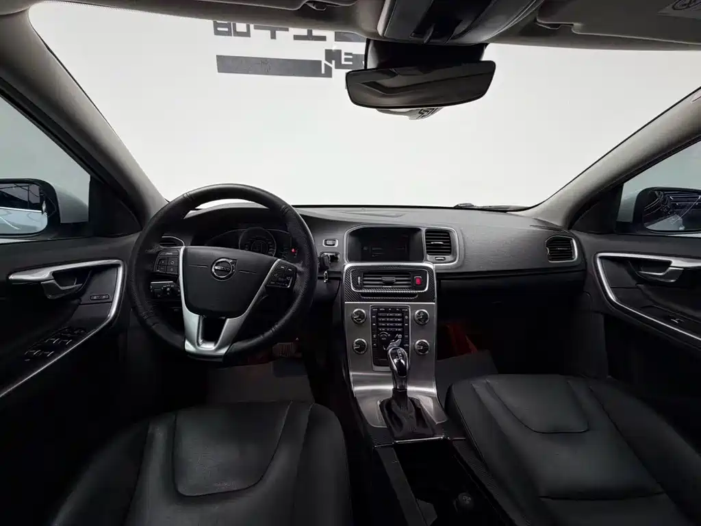 Volvo S60 2019 — фото 14