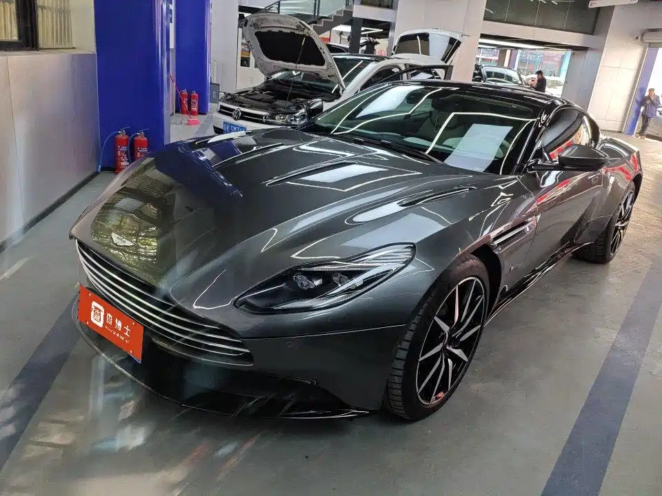 Aston Martin DB11 2017 — фото 10