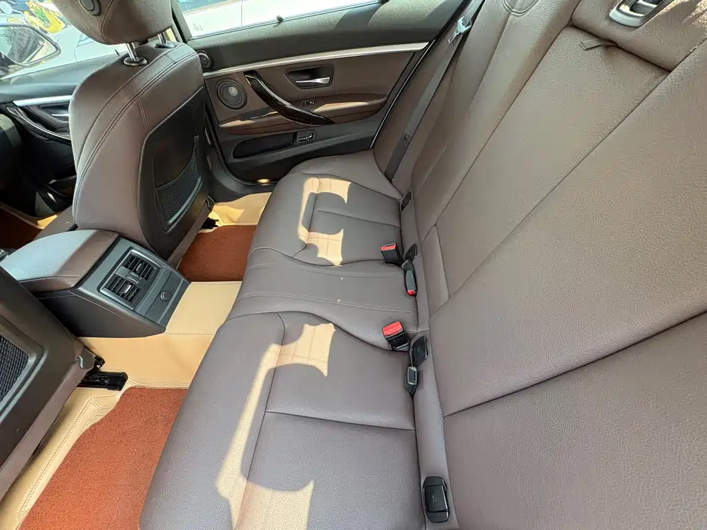 BMW 3 Series 2019 — фото 10