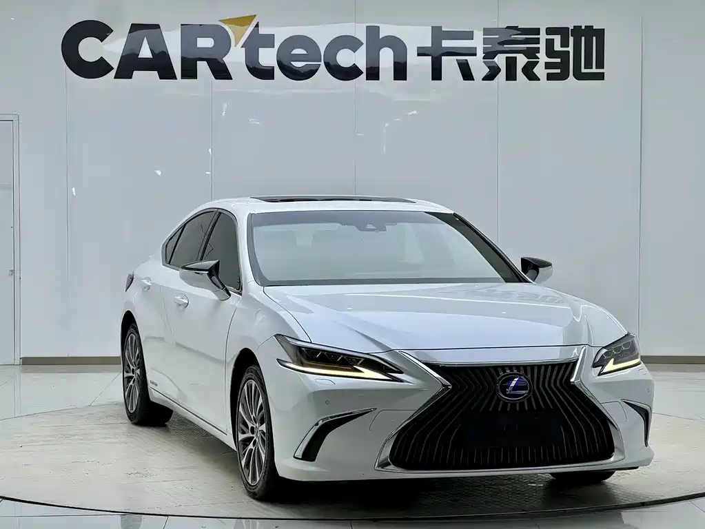 Lexus ES 2020 — фото 1