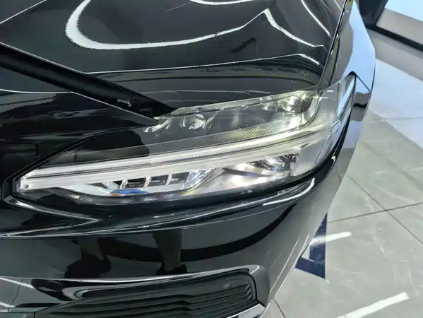 Volvo S90 2025