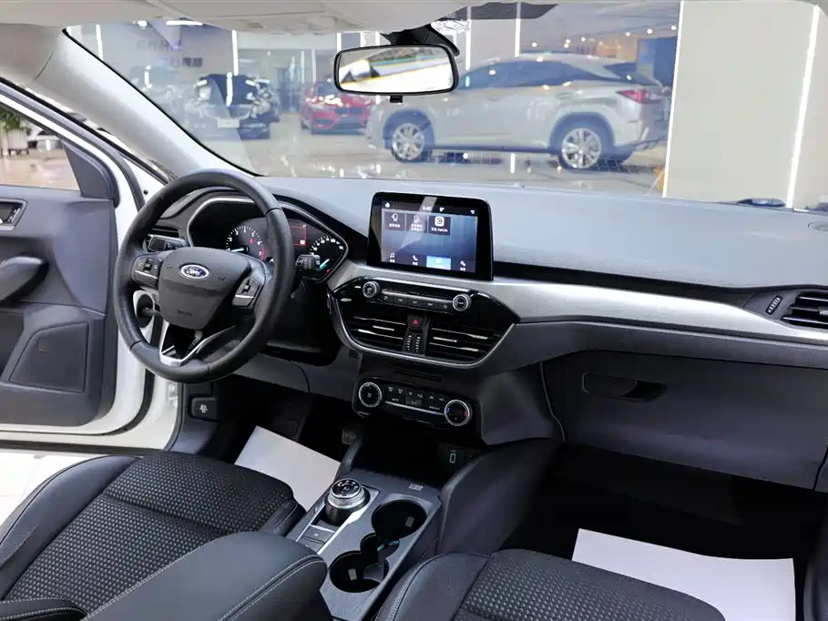 Ford Focus 2020 — фото 18