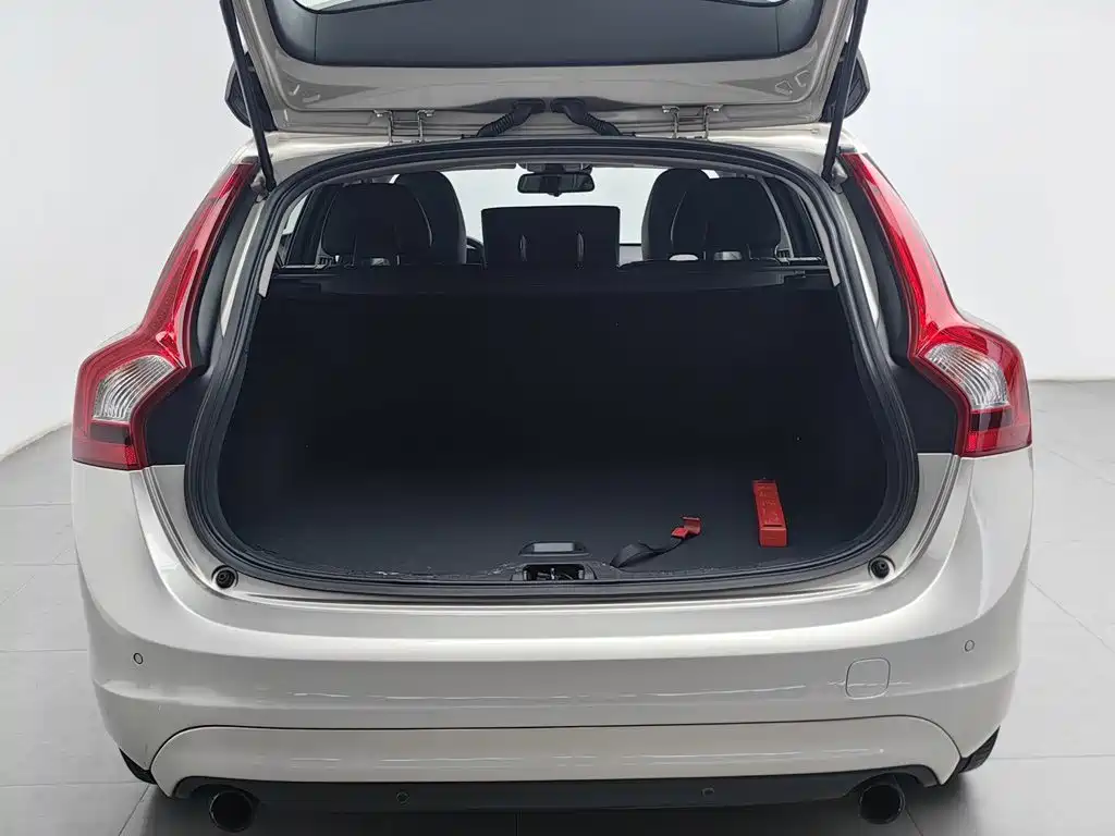 Volvo V60 2017 — фото 16