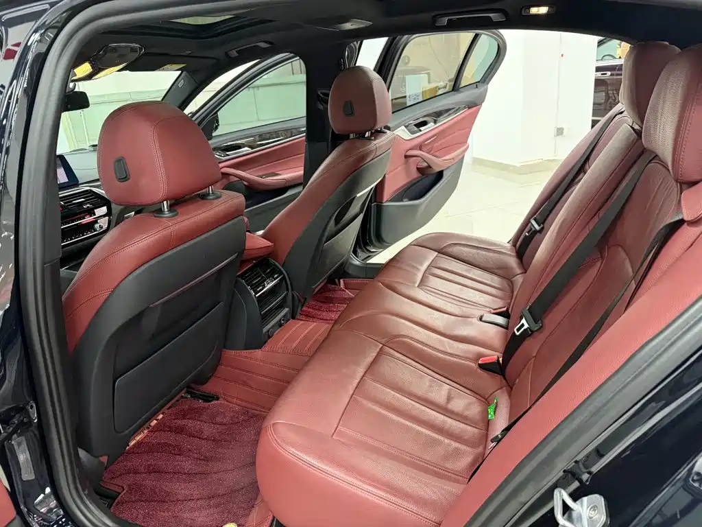 BMW 5 Series 2019 — фото 10