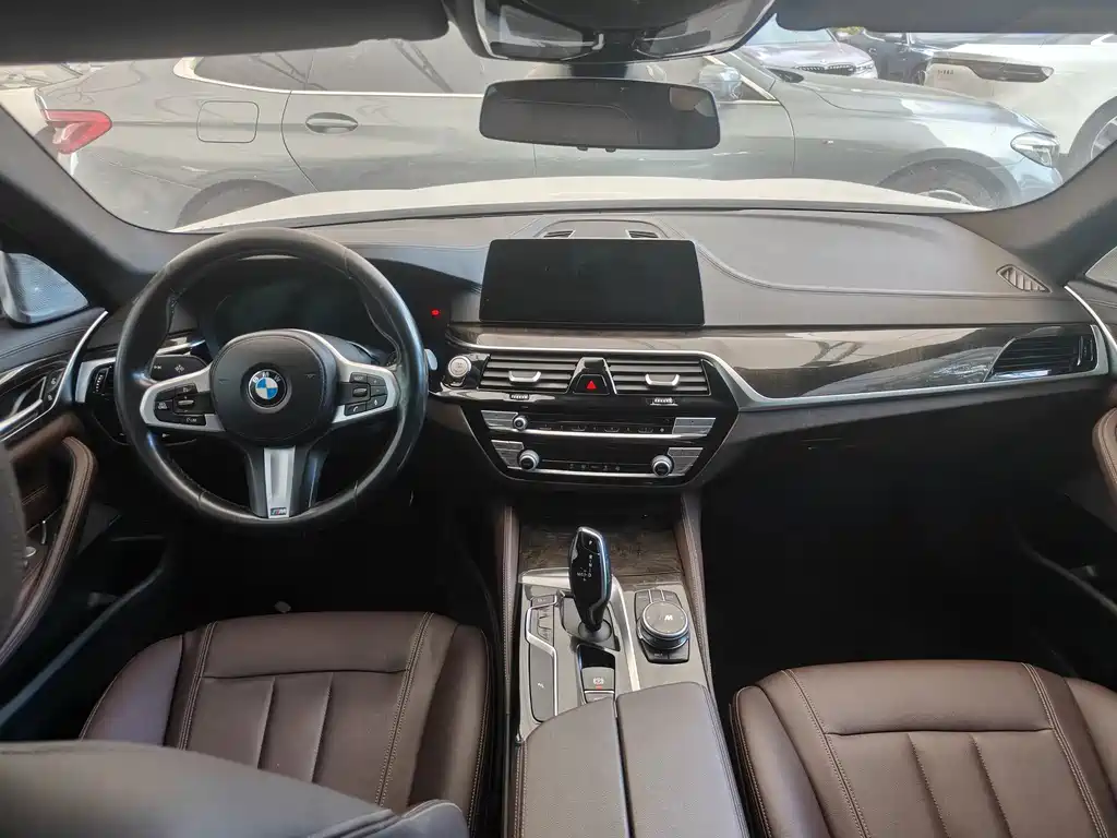 BMW 5 Series 2019 — фото 16