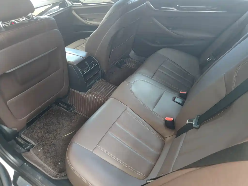 BMW 5 Series 2019 — фото 13