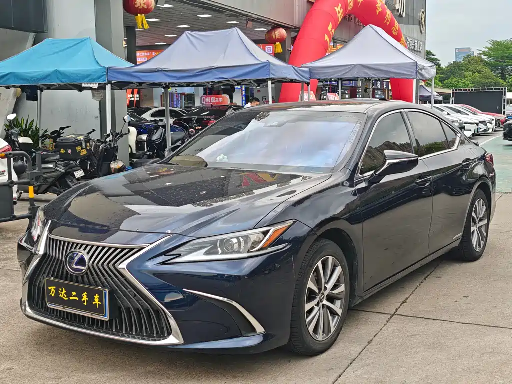 Lexus ES 2019 — фото 1