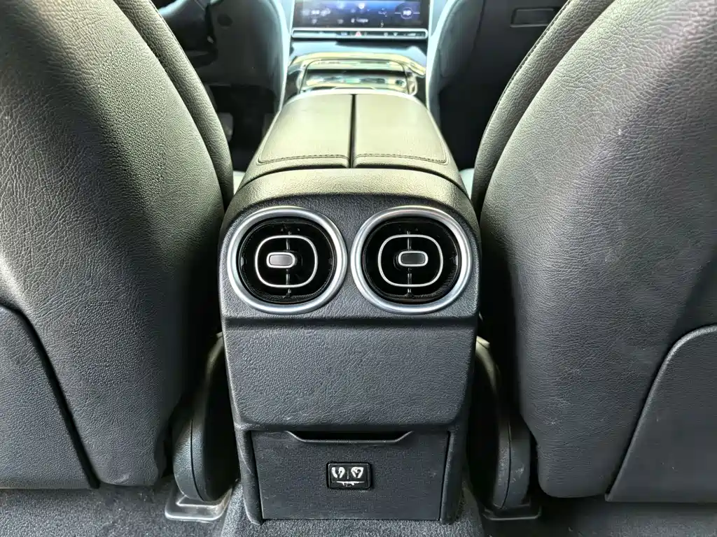 Mercedes-Benz C-Class 2024 — фото 18