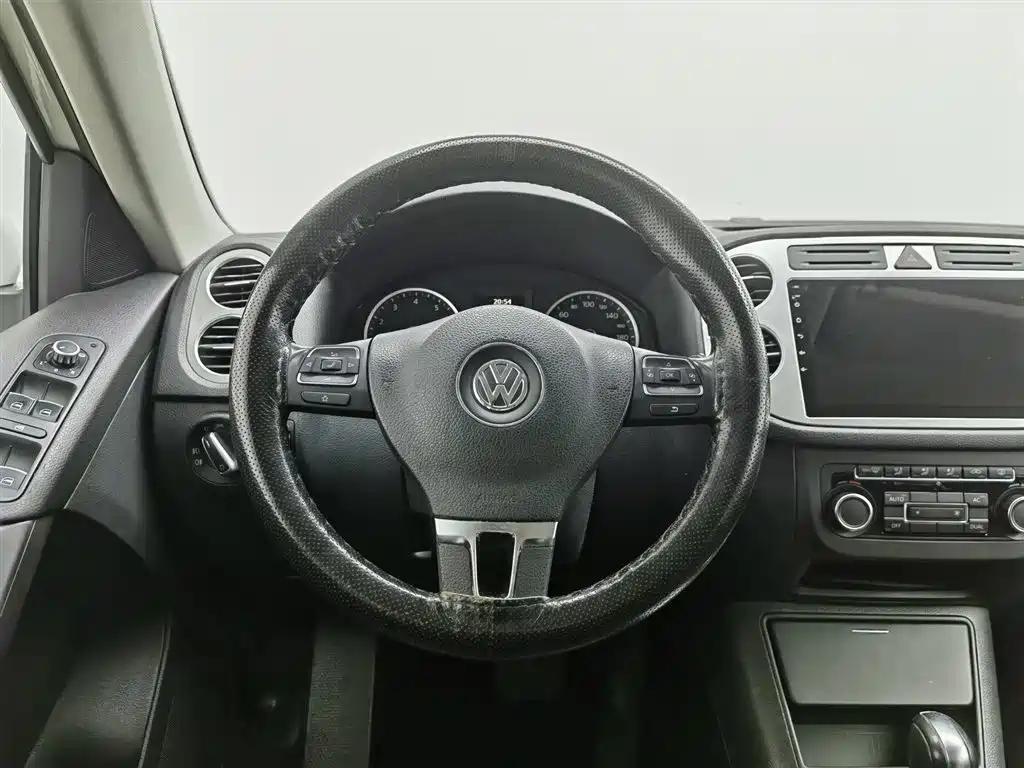 Volkswagen Tiguan 2012 — фото 11