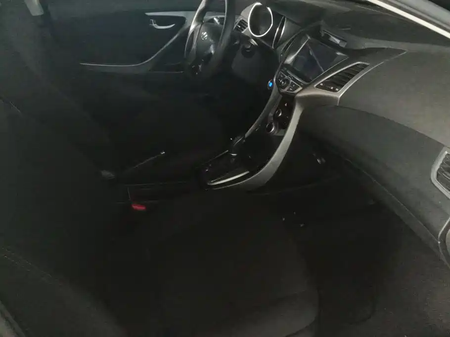 Hyundai Elantra 2015 — фото 8