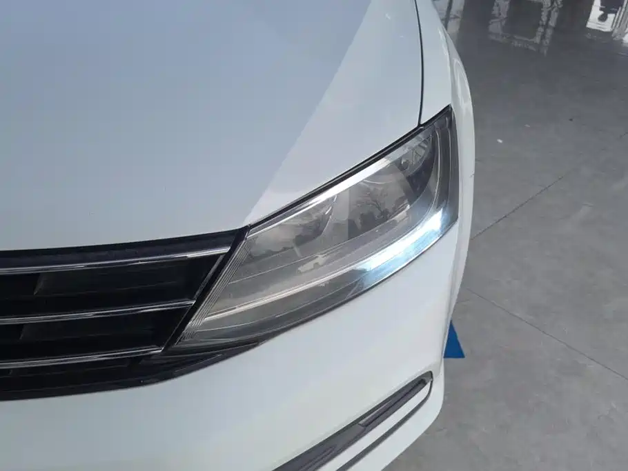 Volkswagen Sagitar 2015