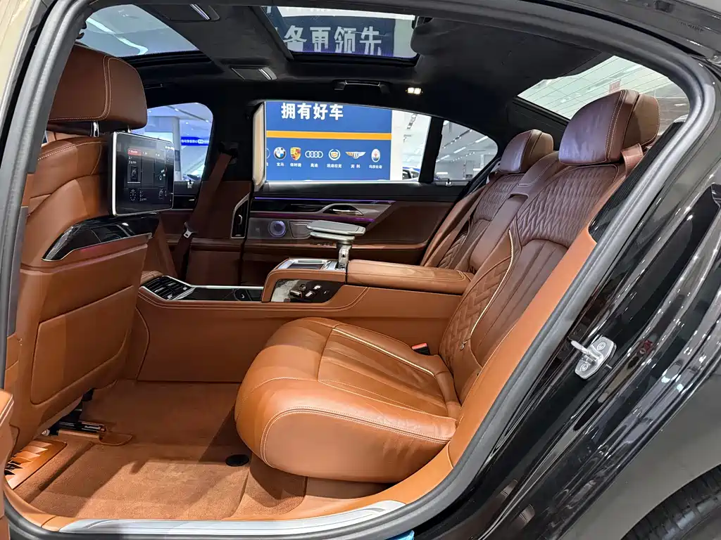 BMW 7 Series 2017 — фото 12