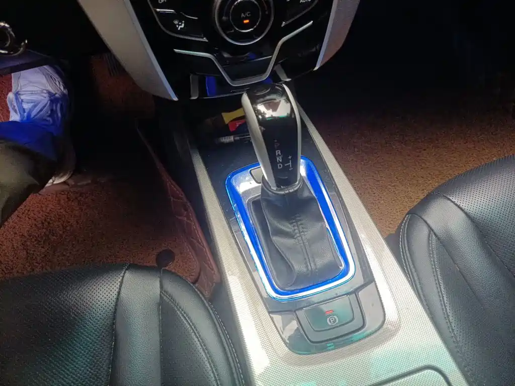 Luxgen You6 SUV 2015 — фото 15