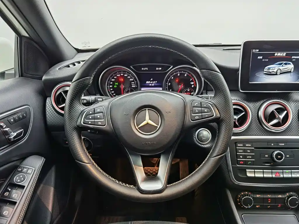 Mercedes-Benz A-Class 2016 — фото 11