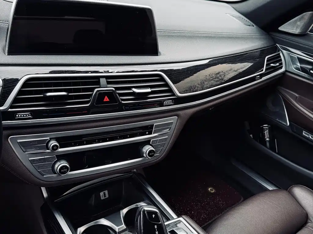 BMW 7 Series 2017 — фото 30