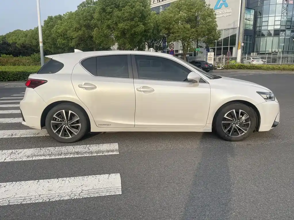 Lexus CT 2017 — фото 11