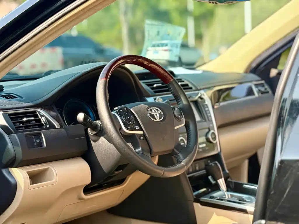 Toyota Camry 2014 — фото 11