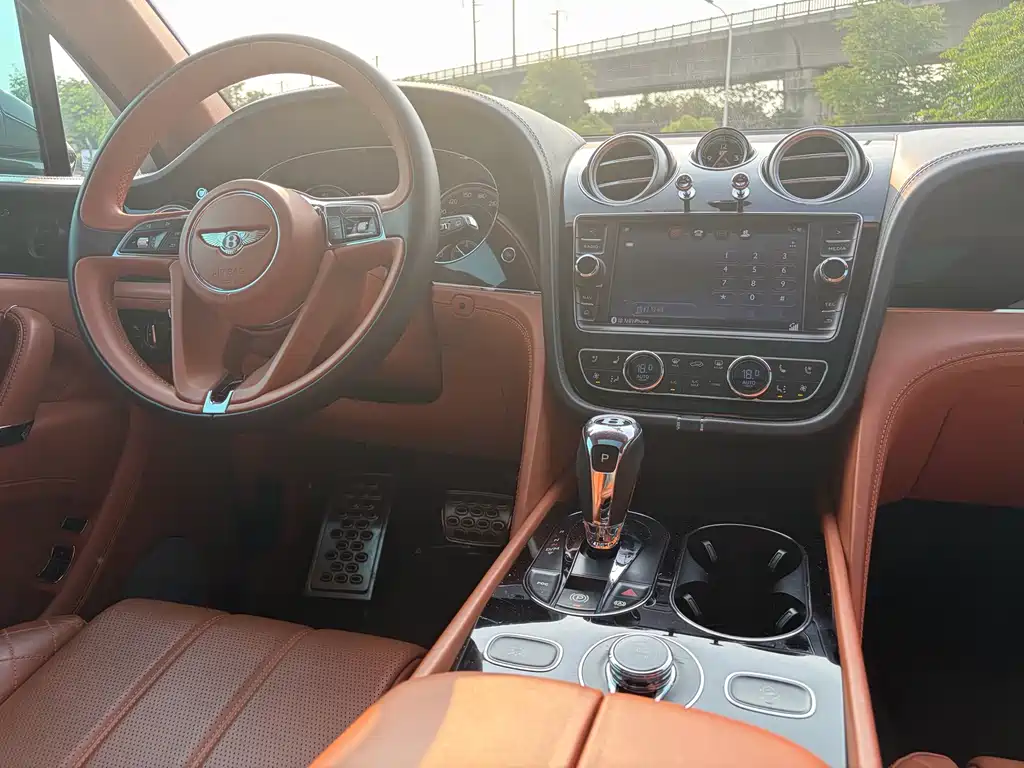 Bentley Bentayga 2018 — фото 14