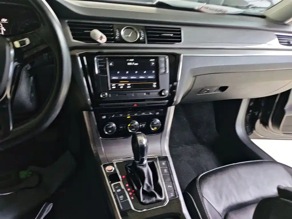 Volkswagen Passat 2018 — фото 13
