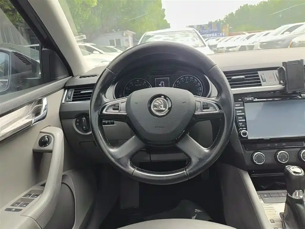 Skoda Octavia 2015 — фото 11