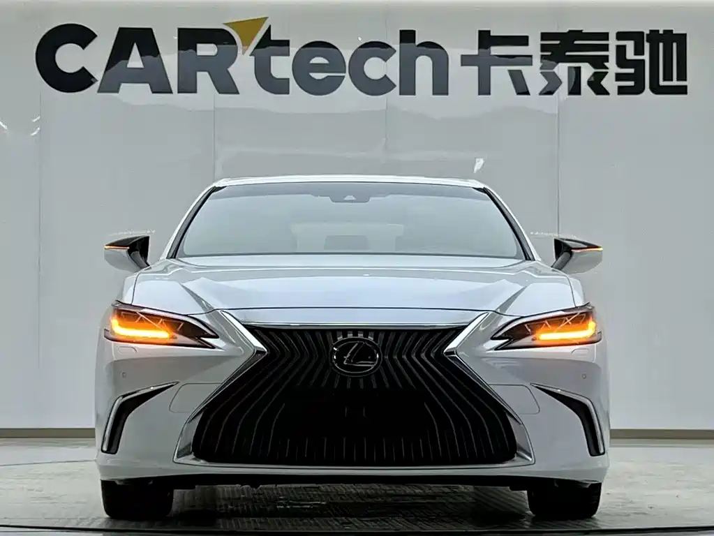 Lexus ES 2020 — фото 16