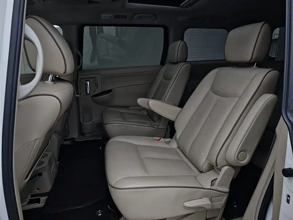 Nissan Quest 2016 — фото 11