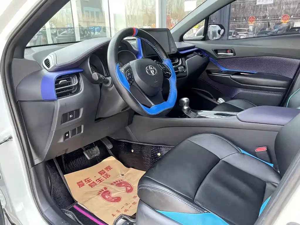 Toyota C-HR 2018 — фото 9