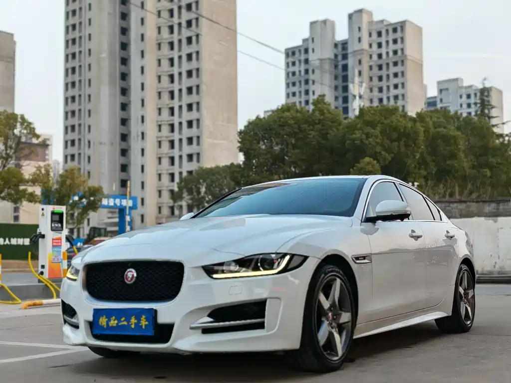 Jaguar XE 2017 — фото 1