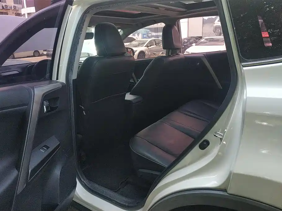 Toyota RAV4 2016 — фото 11