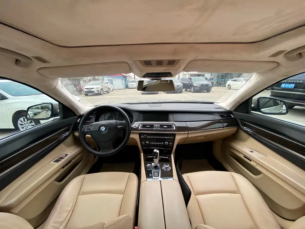 BMW 7 Series 2012 — фото 13