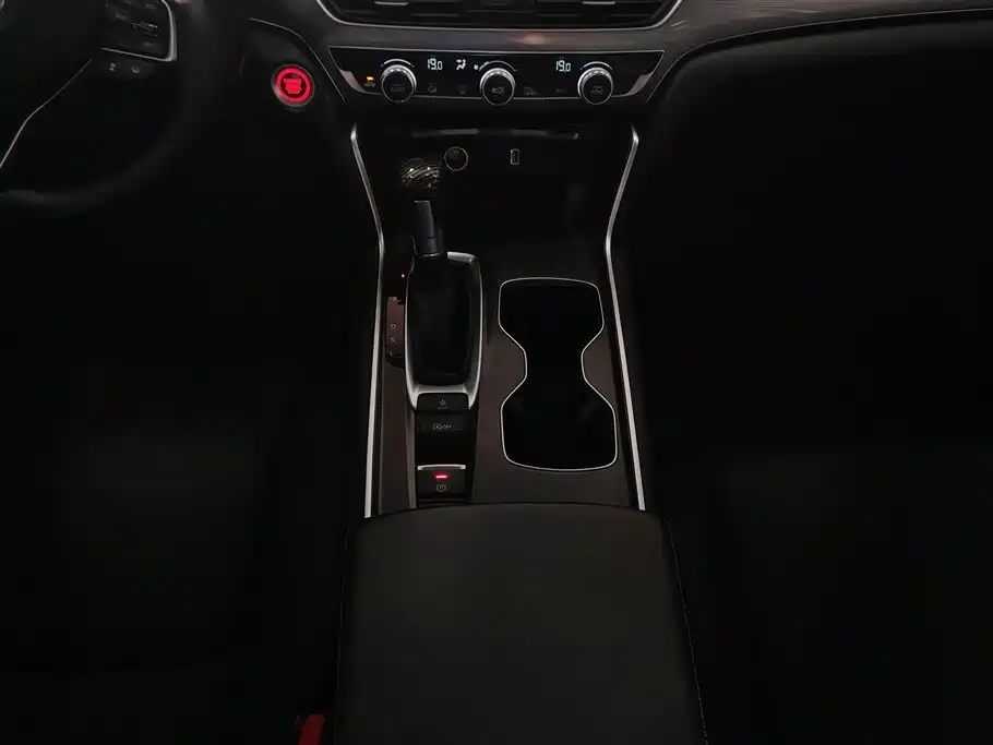 Honda Accord 2018 — фото 16