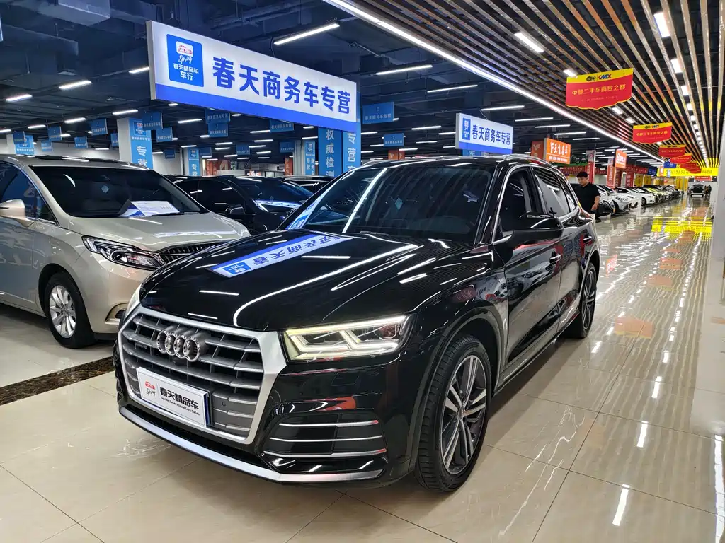 Audi Q5L 2021 — фото 1