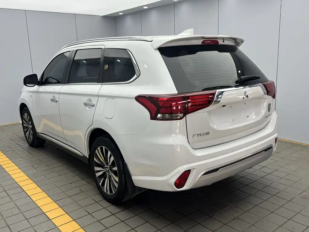 Mitsubishi Outlander 2022 — фото 4