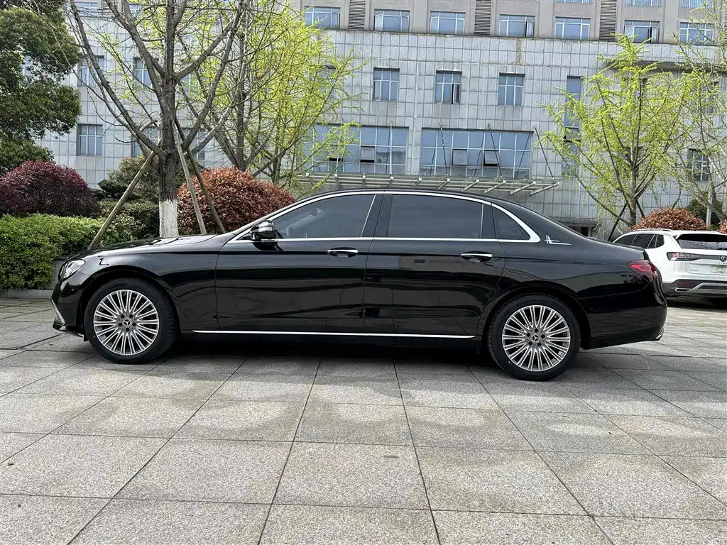 Mercedes-Benz E-Class 2023 — фото 12