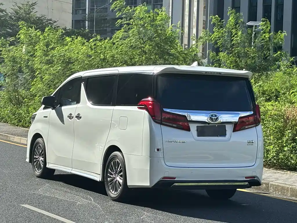 Toyota Alphard 2023 — фото 29