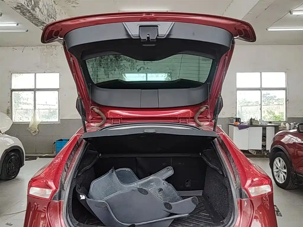 Volvo V40 2016 — фото 19