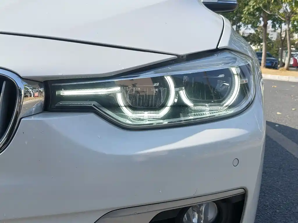 BMW 3 Series 2019 — фото 10