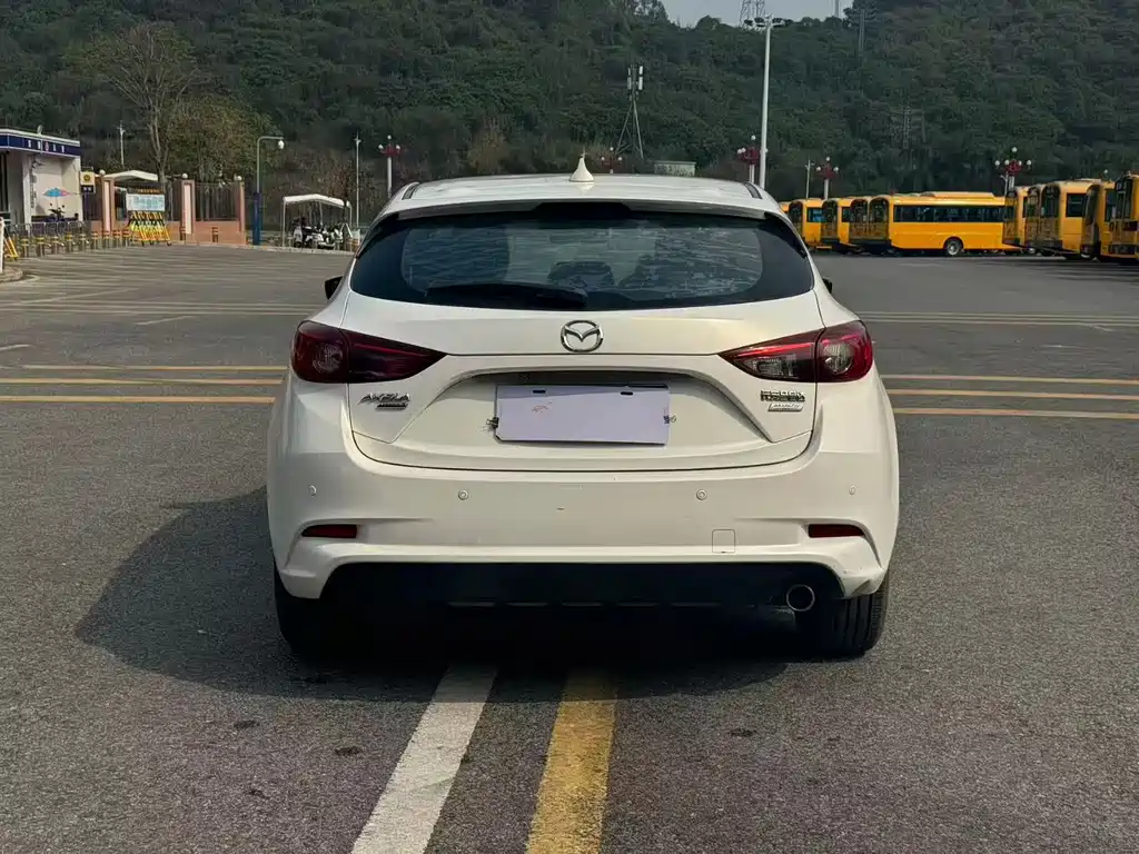 Mazda 3 Axela 2018 — фото 15