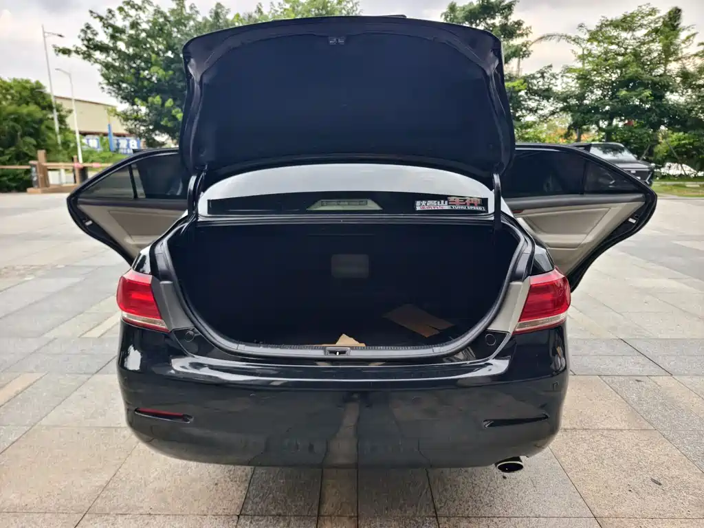 Toyota Camry 2010 — фото 21