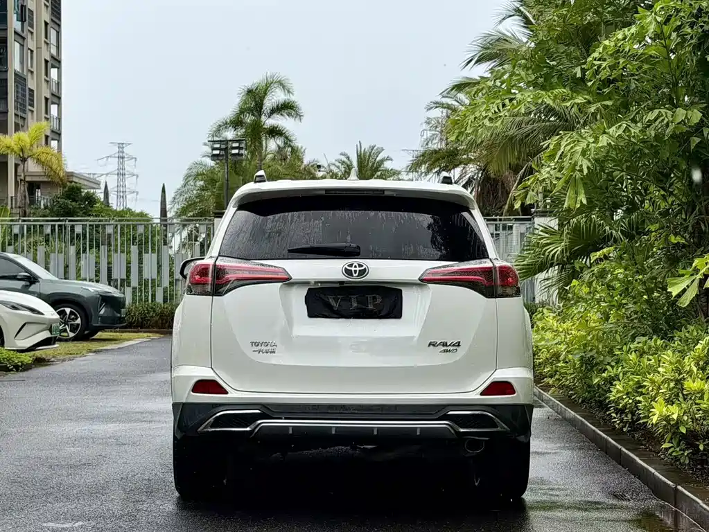 Toyota RAV4 2017 — фото 17