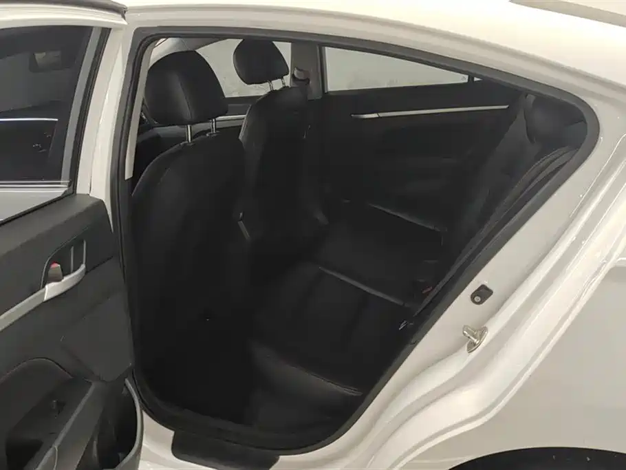 Hyundai Elantra 2017 — фото 11