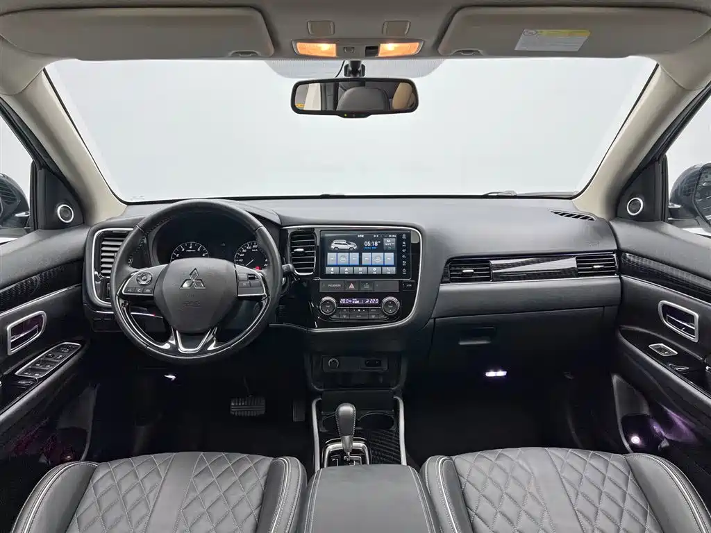 Mitsubishi Outlander 2021 — фото 17