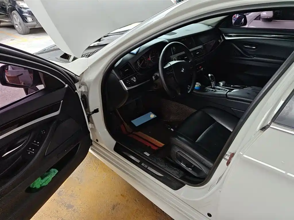 BMW 5 Series 2015 — фото 16
