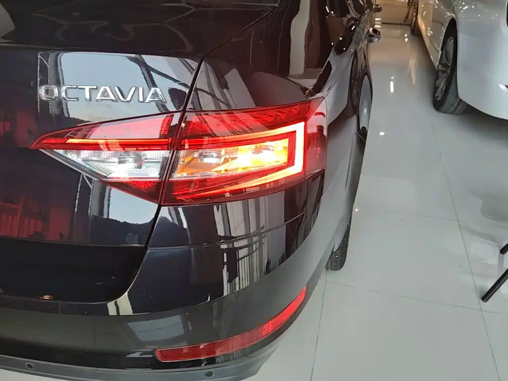 Skoda Octavia 2017 — фото 8