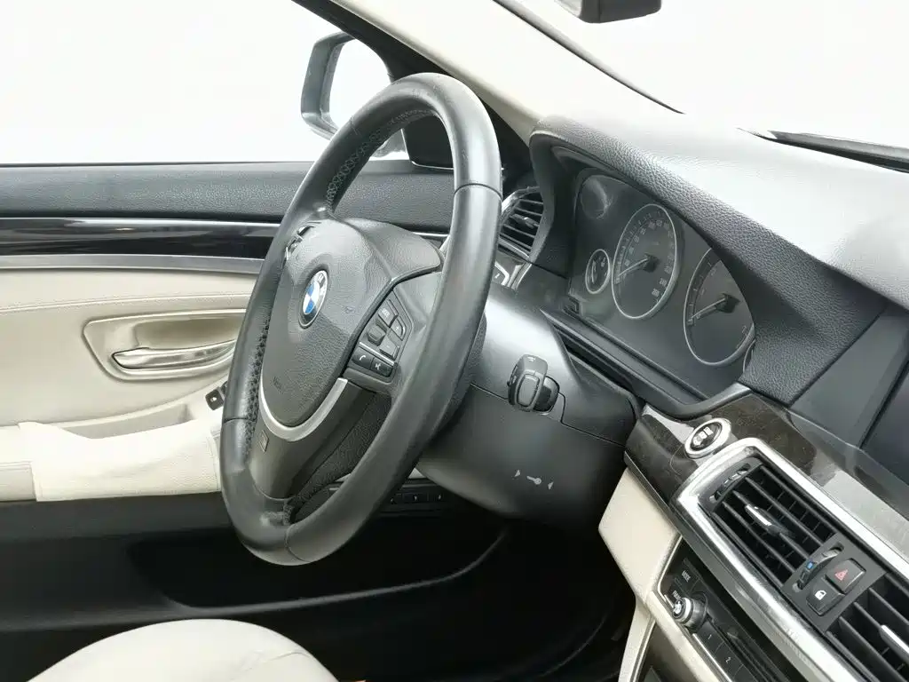 BMW 5 Series 2011 — фото 22